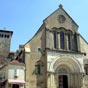 L’abbatiale de Saint-Sever, de style roman, est étonnamment vaste. Elle présente un chœur à sept absides de profondeur décroissantes, suivant un plan bénédictin. Les colonnes de marbre du chœur et du transept proviennent du palestrion des gouverneurs roma